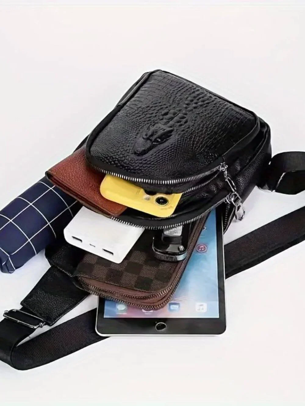 Crocodile Pattern Chest Bag with Earphone Hole Casual Shoulder Messenger Bag